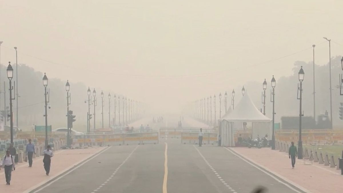 Indické Dillí pokryla hnědá mlha, úřady nechaly zavřít školy